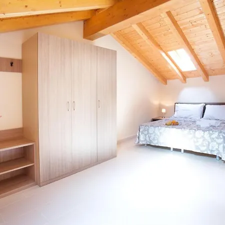 No 1-sleeps 10 By Italian Sala Comacina