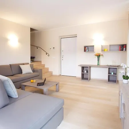 No 1-sleeps 10 By Italian Appartement *