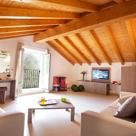 No 1-sleeps 10 By Italian * Sala Comacina