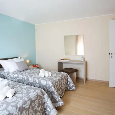 Lägenhet No 1-sleeps 10 By Italian *