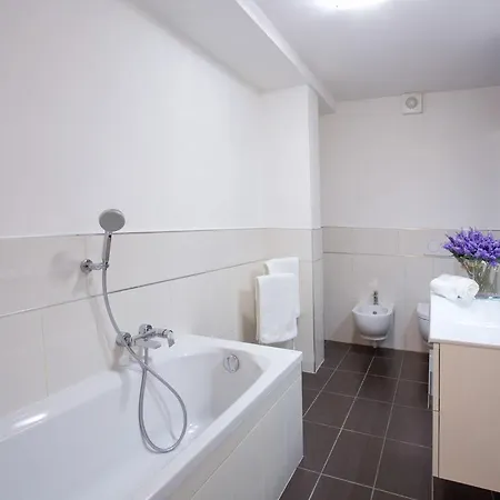 No 1-sleeps 10 By Italian Appartement *