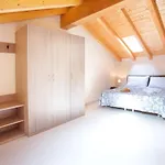 No 1-sleeps 10 By Italian Sala Comacina