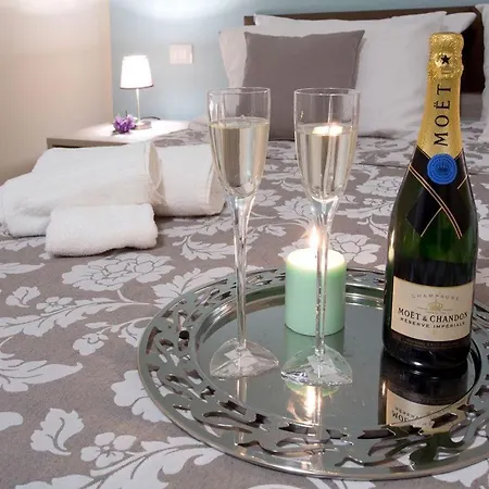 شقة No 1-sleeps 10 By Italian *