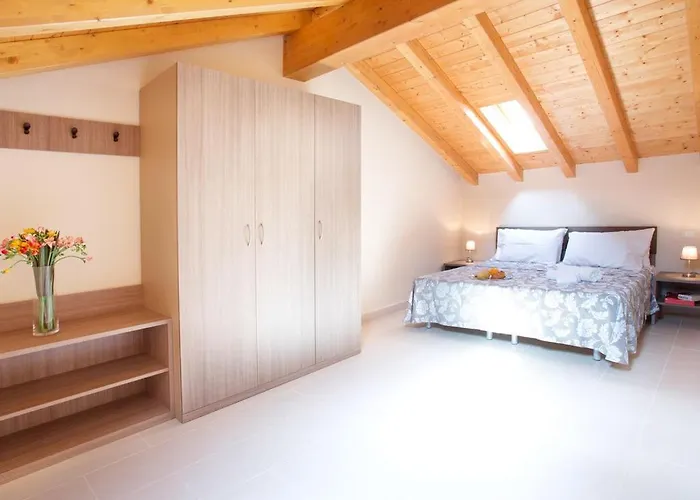 No 1-sleeps 10 By Italian Sala Comacina