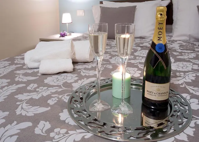 شقة No 1-sleeps 10 By Italian *