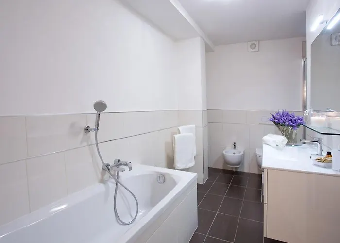 No 1-sleeps 10 By Italian شقة *