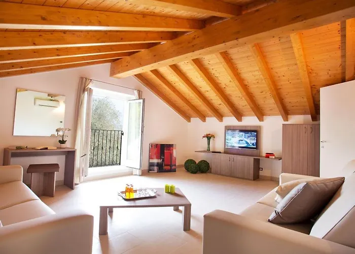 No 1-sleeps 10 By Italian * Sala Comacina